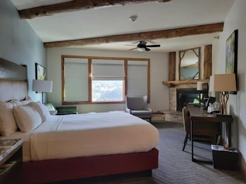 Mountain View 1 King Guestroom