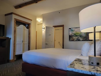 Lodge King Guestroom