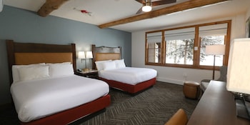 Lodge 2 Queens Guestroom