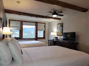 Mountain View 2 Queens Guestroom