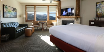 Mountain View 1 King Guestroom