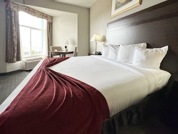Standard King Room with Partial Ocean View