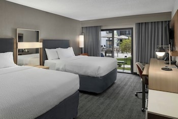 Deluxe Room, 2 Queen Beds, Hearing Accessible (Roll-in Shower)