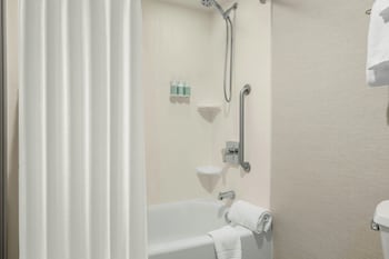 Deluxe Room, 2 Queen Beds, Hearing Accessible (Roll-in Shower)