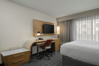 Studio, 1 King Bed with Sofa bed, Hearing Accessible
