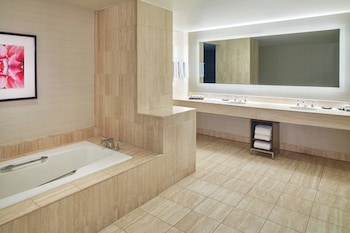 Deluxe Suite, 1 King Bed