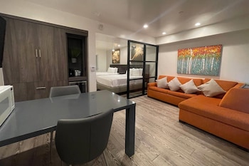 Deluxe Suite, 2 Queen Beds, Non Smoking