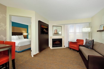Suite, 2 Bedrooms (Mobility/Hearing Access, Roll-In Shwr)
