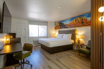 Deluxe Room, 1 King Bed, Patio, Mountain View