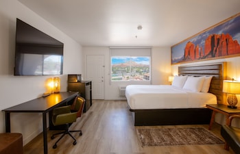 Deluxe Room, 1 King Bed, Patio, Mountain View