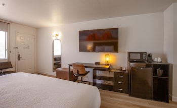 Deluxe Room, 1 King Bed with Sofa bed