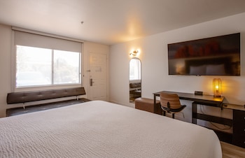 Deluxe Room, 1 King Bed with Sofa bed