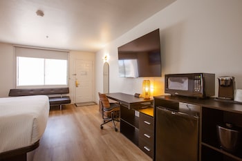Deluxe Room, 1 King Bed with Sofa bed