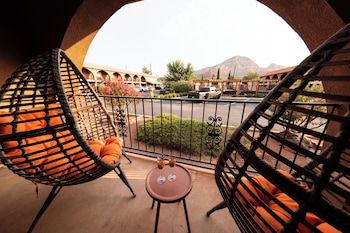Deluxe Room, 1 King Bed, Patio, Mountain View