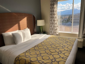 Comfort Room, 1 King Bed, Non Smoking, Mountain View