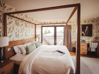 Senior Room, 1 Queen Bed (Fellows)