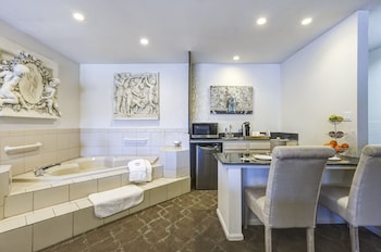 Luxury King Suite (non-pet friendly)