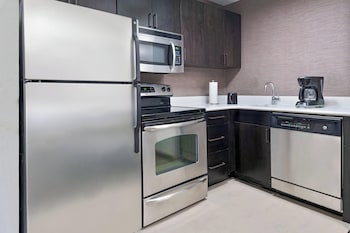 Suite, 2 Bedrooms, Non Smoking, Fireplace (Mobility/Hearing Access, Roll-in Shwr)