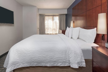 Suite, 2 Bedrooms, Non Smoking, Fireplace (Mobility/Hearing Access, Roll-in Shwr)