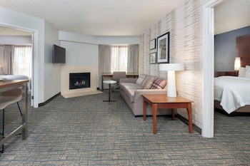 Suite, 2 Bedrooms, Non Smoking, Fireplace (Mobility/Hearing Access, Roll-in Shwr)