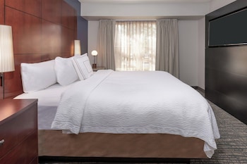 Suite, 2 Bedrooms, Non Smoking, Fireplace (Mobility/Hearing Access, Roll-in Shwr)