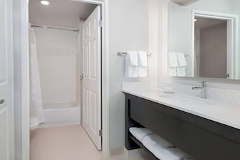 Suite, 2 Bedrooms, Non Smoking, Fireplace (Mobility/Hearing Access, Roll-in Shwr)