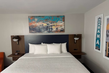 Room, 1 King Bed, Accessible, Microwave (NonSmoking/Mobility)