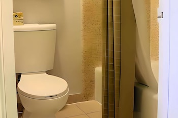Standard Room, Non Smoking (3 Queen Beds)