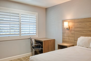 Standard Room, 1 King Bed