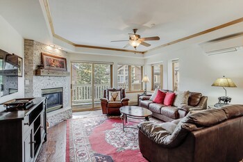 Premier Condo, 3 Bedrooms