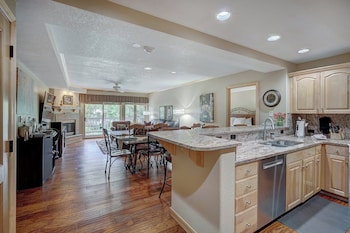 Premier Condo, 2 Bedrooms