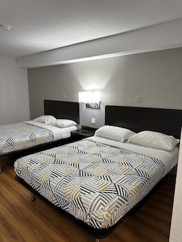 Deluxe Room, 2 Queen Beds, Non Smoking, Refrigerator & Microwave