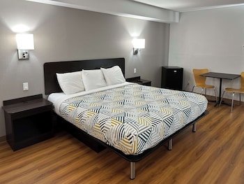 Deluxe Room, 1 King Bed, Non Smoking, Refrigerator & Microwave
