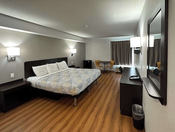 Deluxe Room, 1 King Bed, Non Smoking, Refrigerator & Microwave