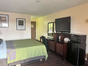 Deluxe Suite, 1 Queen Bed, Non Smoking, Refrigerator & Microwave