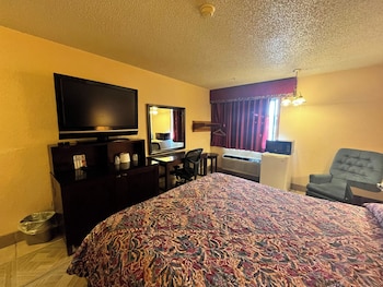 Deluxe Room, 1 King Bed, Non Smoking, Refrigerator & Microwave