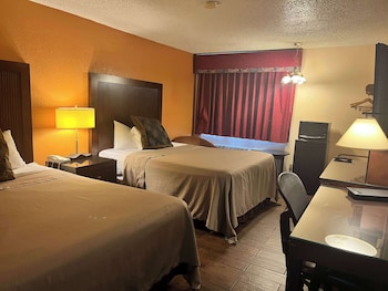 Deluxe Room, 2 Queen Beds, Non Smoking, Refrigerator & Microwave