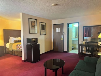 Deluxe Suite, 1 Queen Bed, Non Smoking, Refrigerator & Microwave