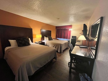 Deluxe Room, 2 Queen Beds, Non Smoking, Refrigerator & Microwave