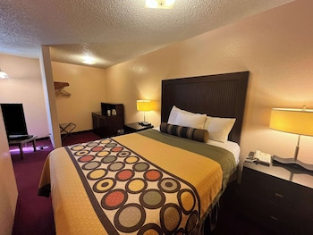 Deluxe Suite, 1 Queen Bed, Non Smoking, Refrigerator & Microwave