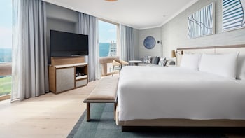 Suite, 1 King Bed, City View, Corner (Corner)