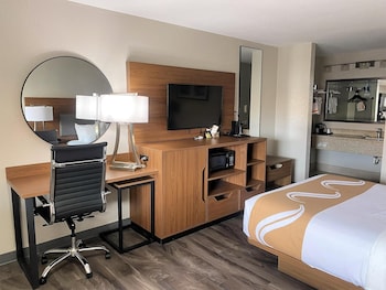 Standard Room, 1 Queen Bed, Non Smoking, Refrigerator & Microwave