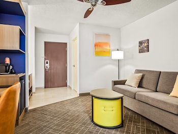 Suite, 1 King Bed with Sofa bed, Non Smoking