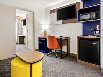 Suite, 1 King Bed with Sofa bed, Non Smoking