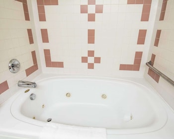 Standard Room, 1 King Bed, Non Smoking, Jetted Tub