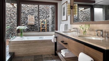 Oceanfront Room, 1 King + sofabed