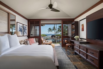 Partial Ocean-View Accessible Room, 1 King + sofabed