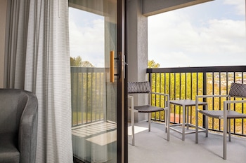 Suite, 1 King Bed with Sofa bed, Mobility Accessible (Accessible Bathtub)