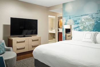 Suite, 1 King Bed with Sofa bed, Mobility Accessible (Accessible Bathtub)