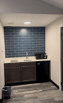 Executive Studio Suite, 1 King Bed, Non Smoking (Huron)